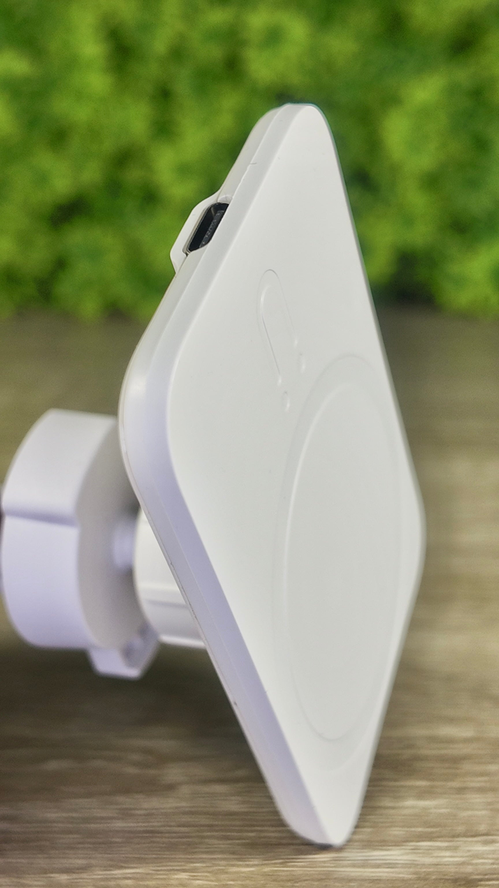 hltech - Magnetic Wireless Car Charger - White